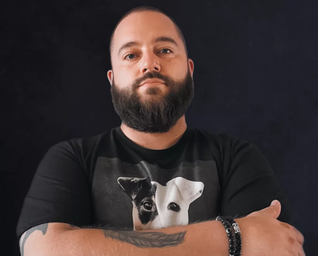 Tom Melsen Interview of Poetspotting with guitar in a vibrant, nostalgic-themed setting